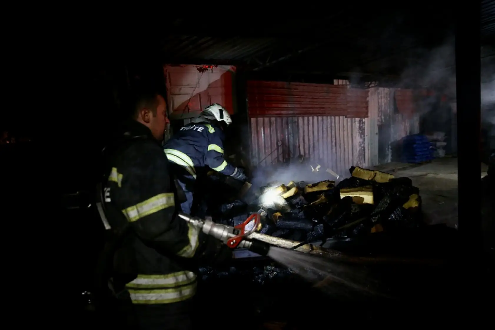 Fethiye'de iş yerinde çıkan yangın söndürüldü