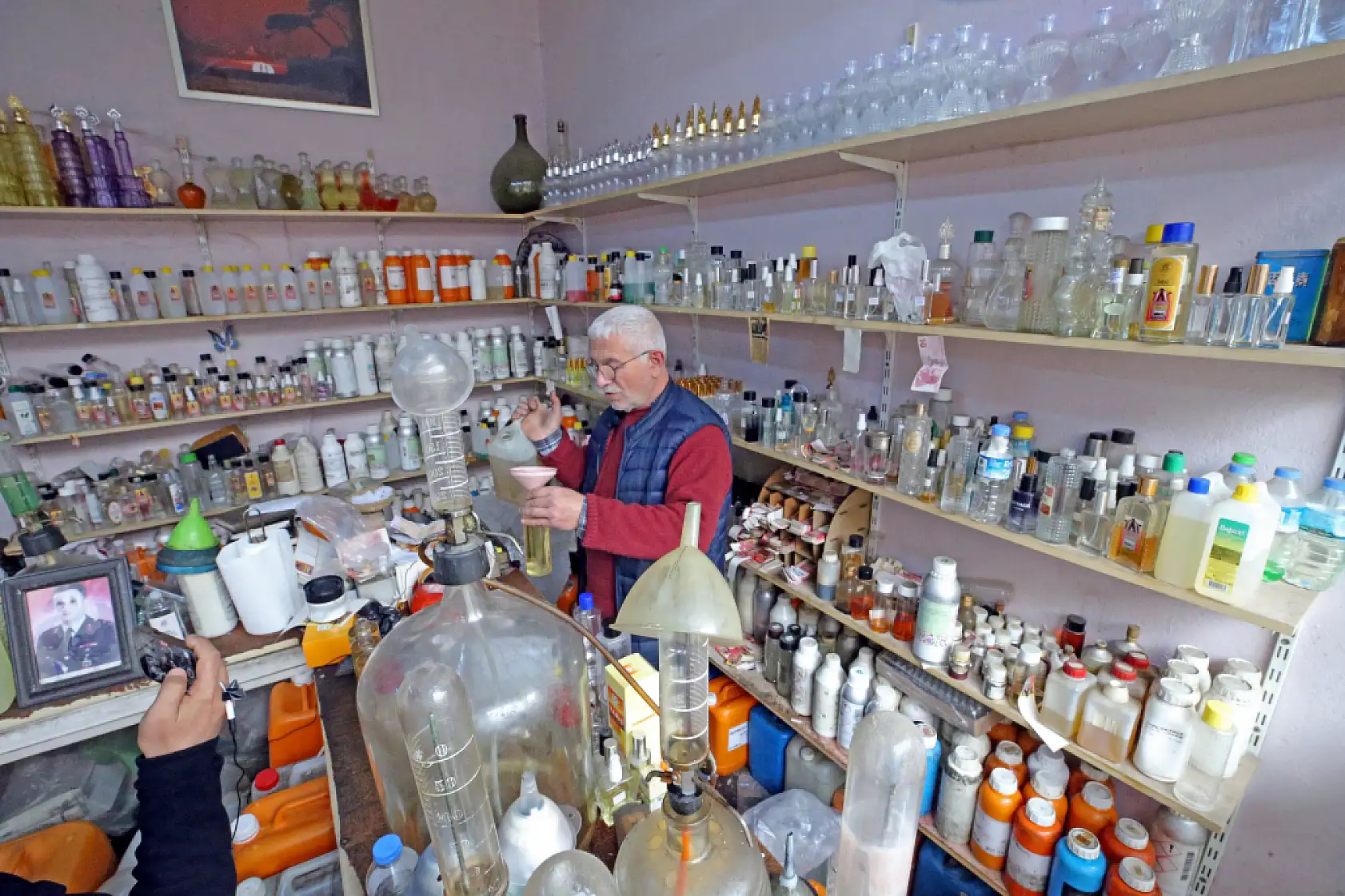 Muğla'nın 47 yıllık kolonyacısı, özel ürettiği kokularla bayram mesaisinde