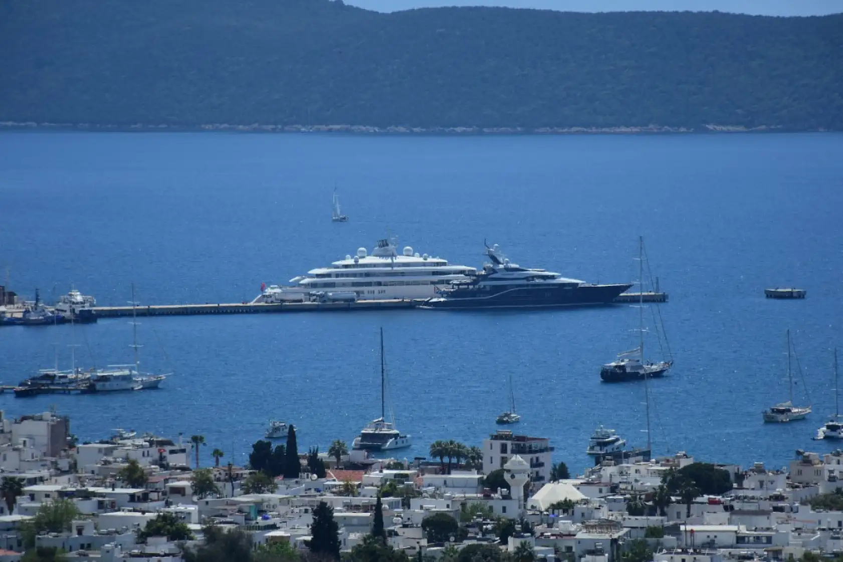 Bodrum'a gelen mega yatlara yakıt ikmali yapıldı