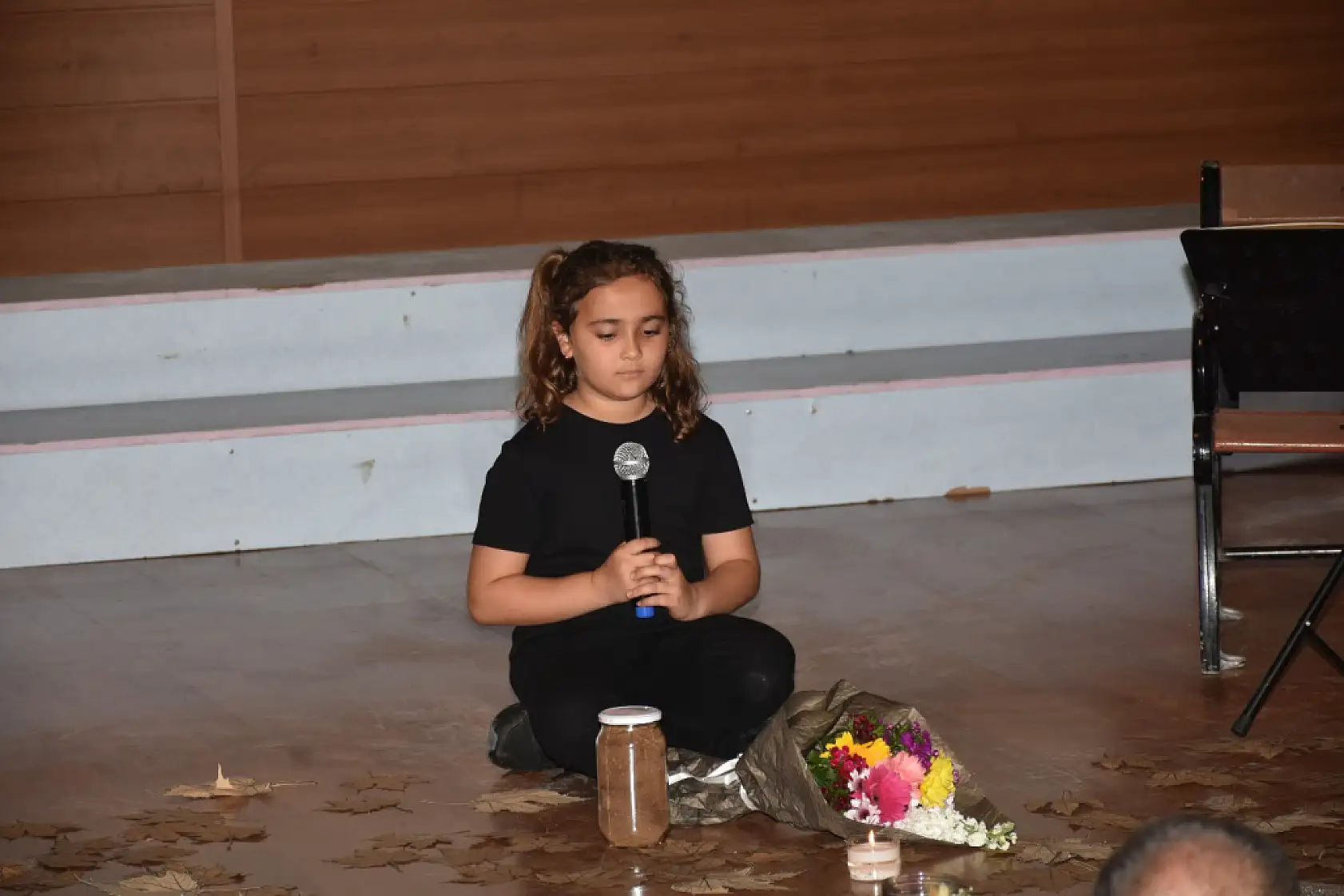 Fethiye'de öğretmen, öğrenci ve veliler şiir dinletisi sundu