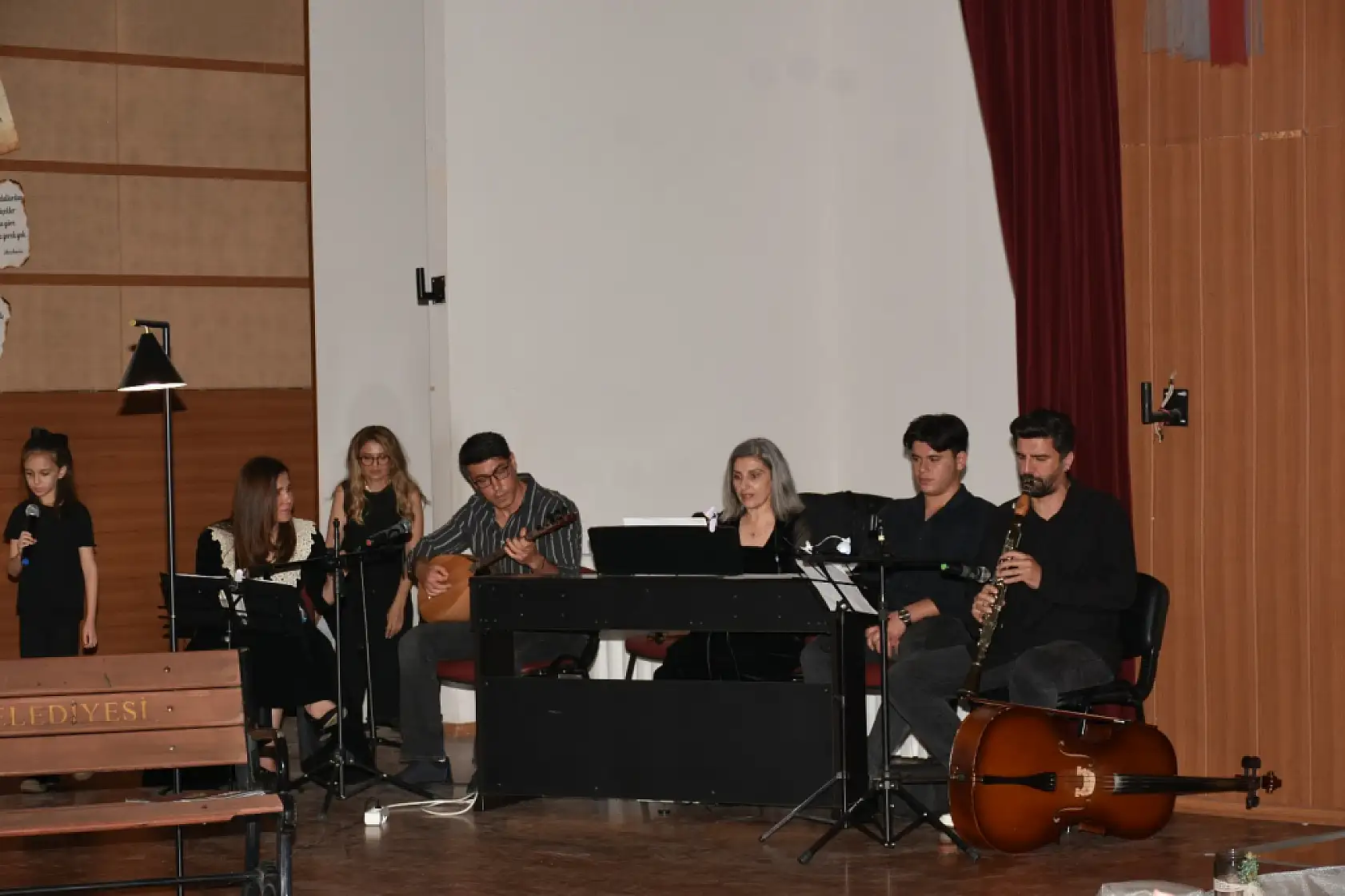 Fethiye'de öğretmen, öğrenci ve veliler şiir dinletisi sundu