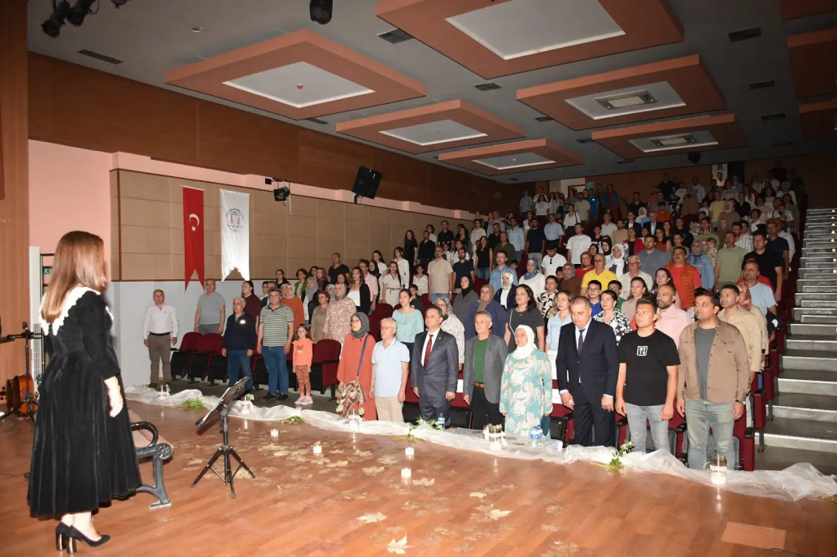 Fethiye'de öğretmen, öğrenci ve veliler şiir dinletisi sundu