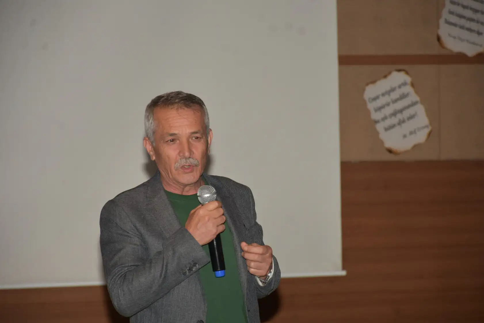 Fethiye'de öğretmen, öğrenci ve veliler şiir dinletisi sundu