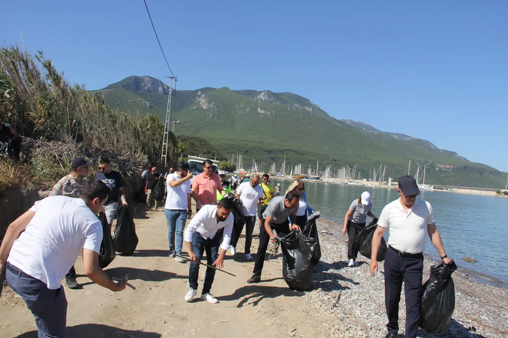 Datça'da tarihi Karia Yolu ve sahillerde çevre temizliği yapıldı