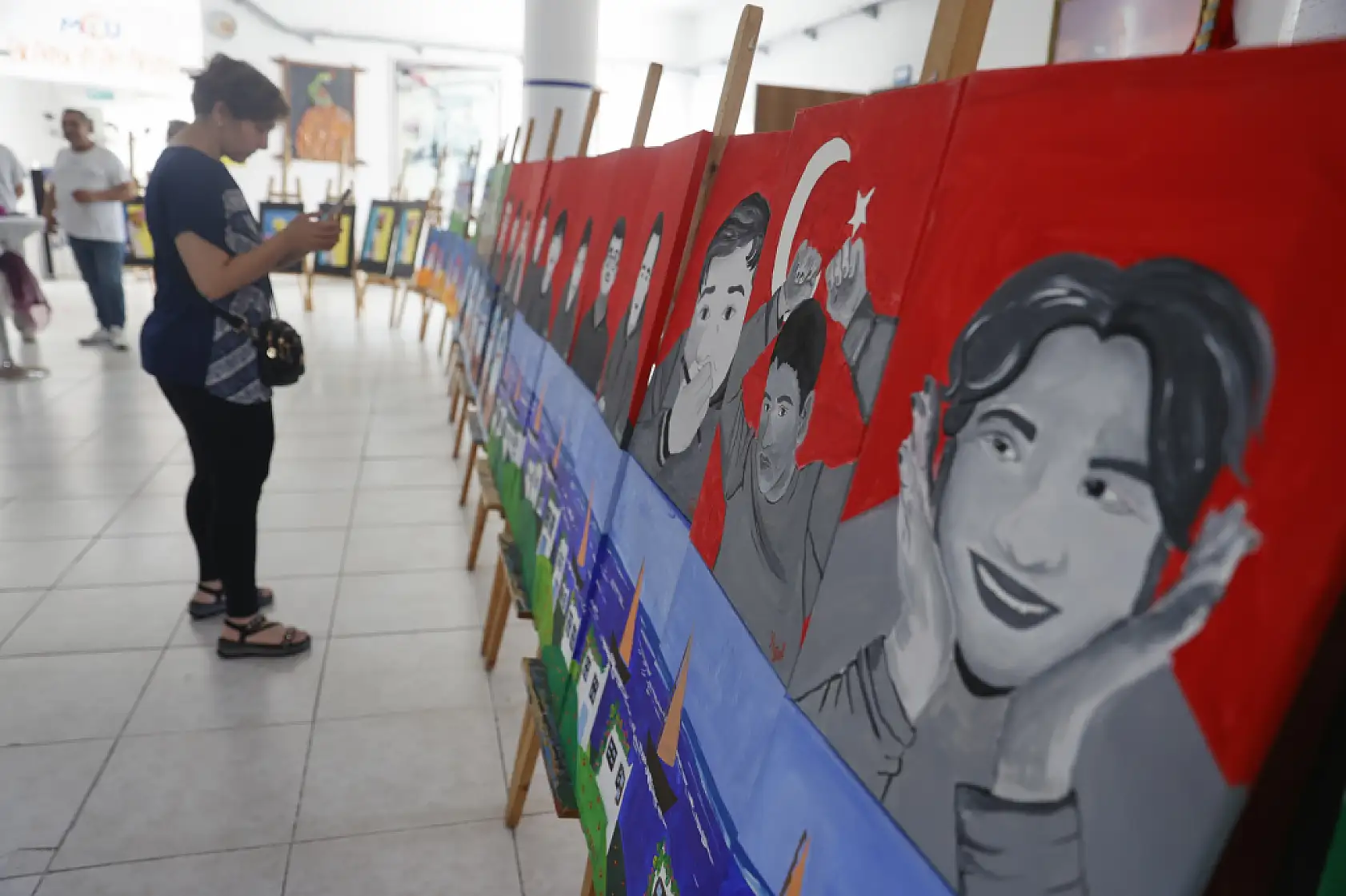 Bodrum'da özel eğitim sınıfı öğrencilerinin yıl sonu resim sergisi açıldı