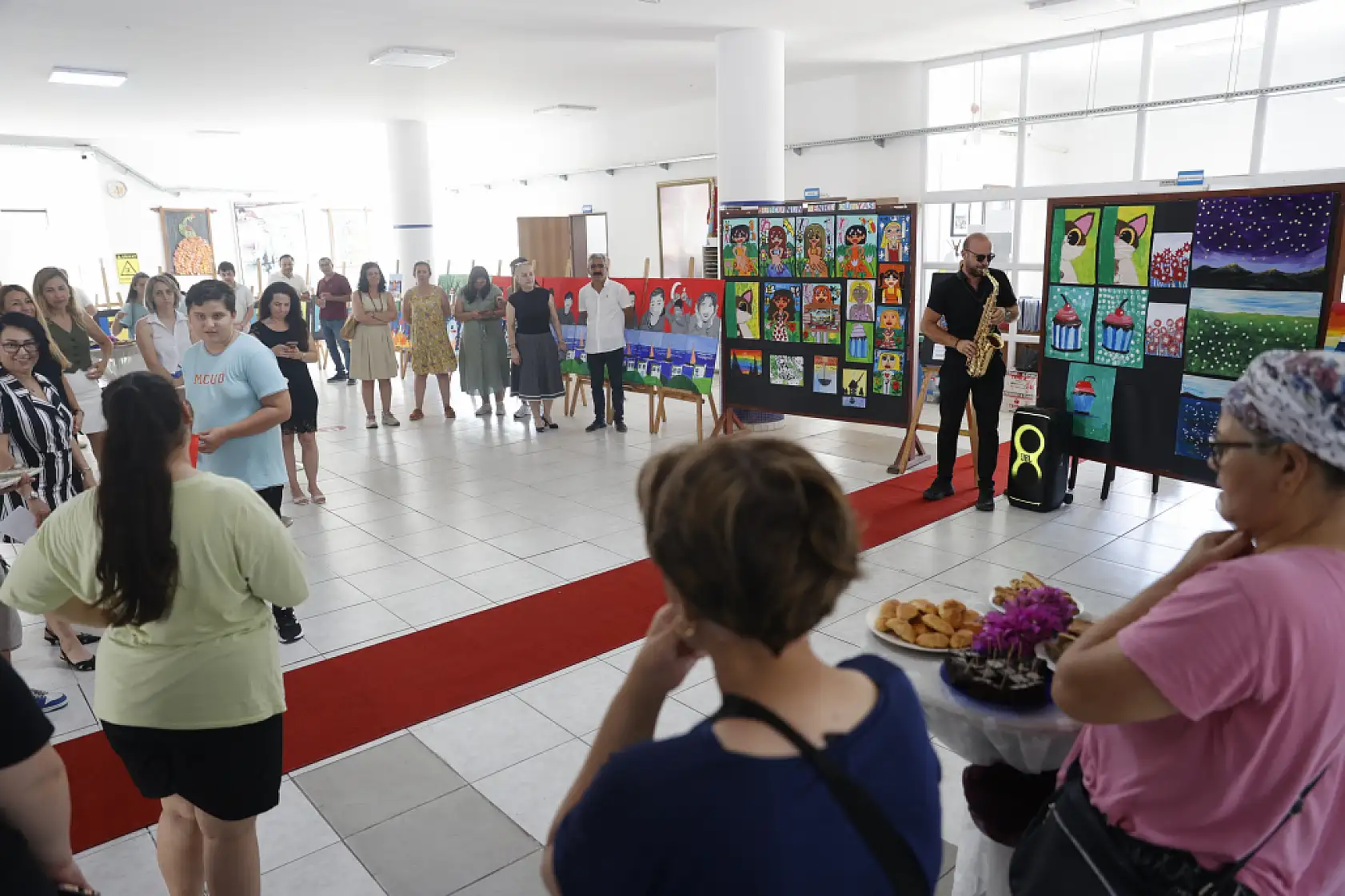 Bodrum'da özel eğitim sınıfı öğrencilerinin yıl sonu resim sergisi açıldı