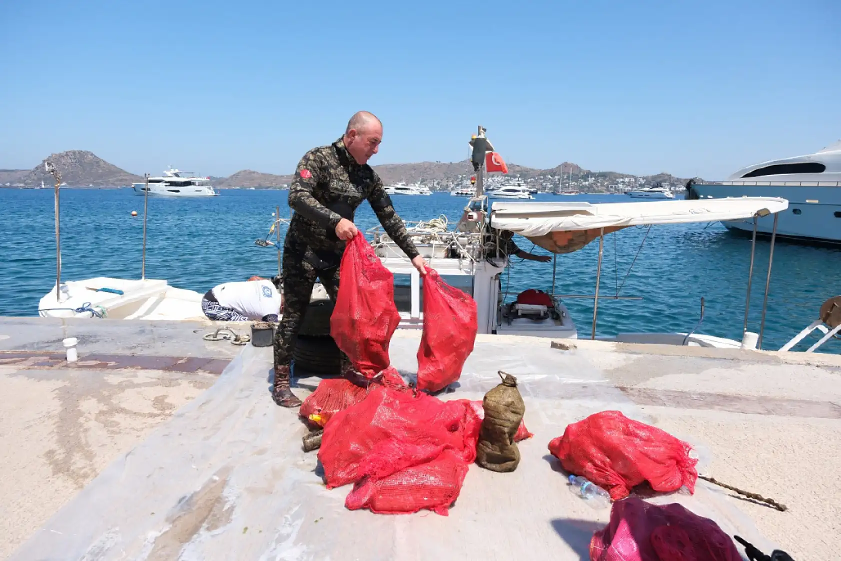 Bodrum'da gönüllü dalgıçlar deniz dibinden 161 kilogram atık çıkardı