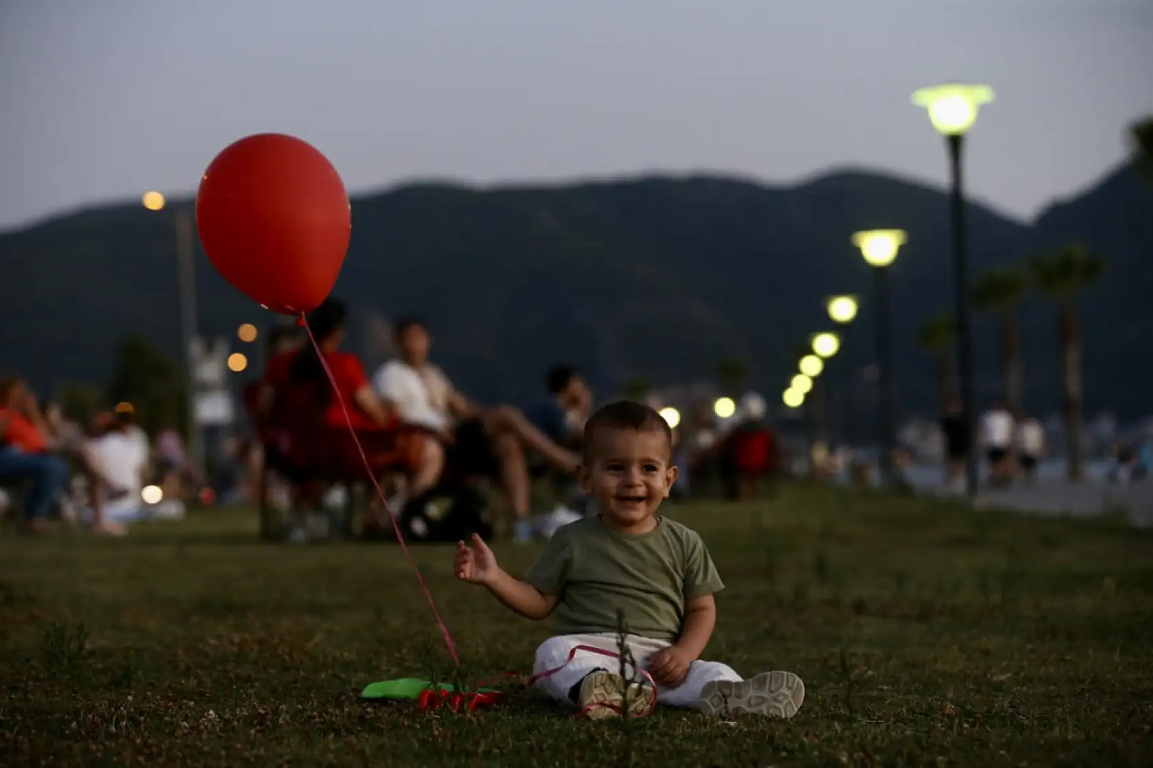 Fethiye'de sıcak havadan bunalanlar sahilde yoğunluk oluşturdu