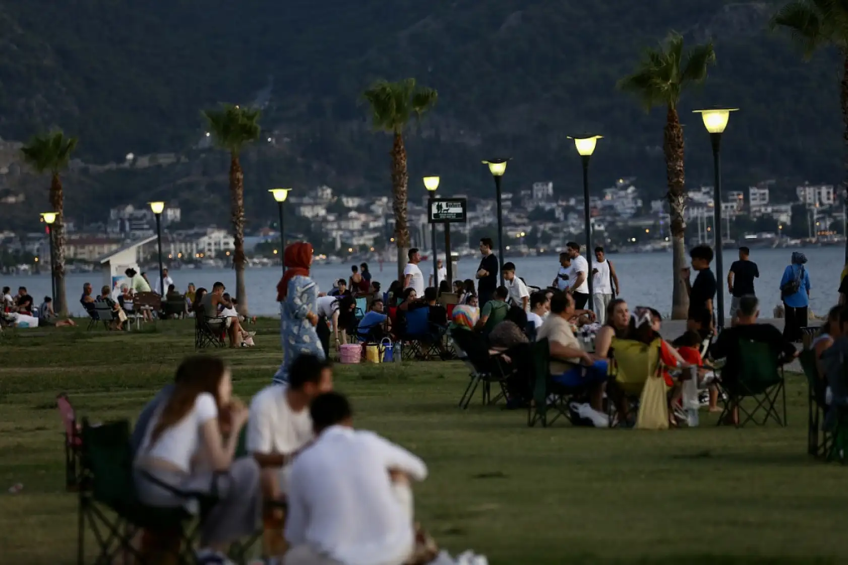 Fethiye'de sıcak havadan bunalanlar sahilde yoğunluk oluşturdu