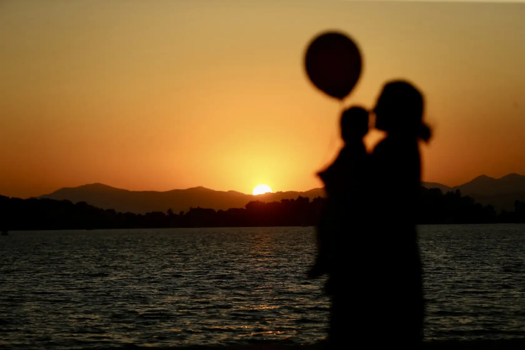 Fethiye'de sıcak havadan bunalanlar sahilde yoğunluk oluşturdu