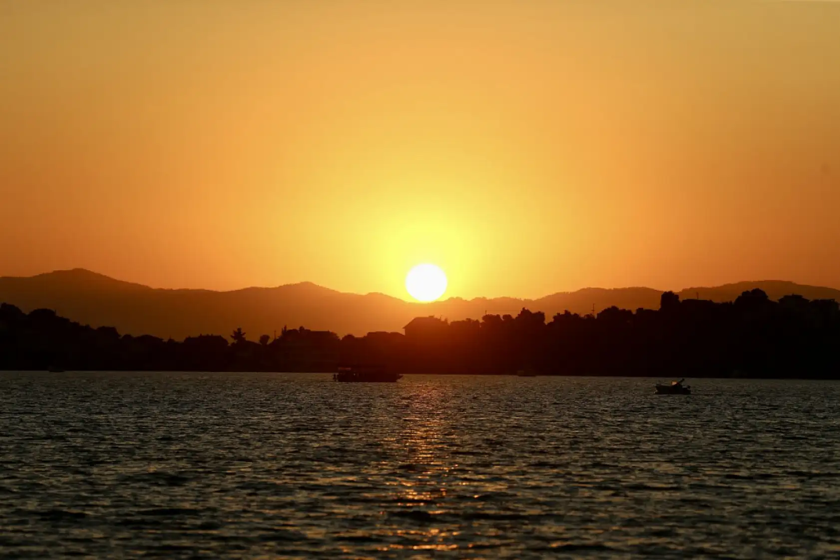 Fethiye'de sıcak havadan bunalanlar sahilde yoğunluk oluşturdu