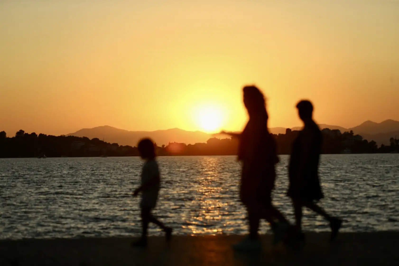 Fethiye'de sıcak havadan bunalanlar sahilde yoğunluk oluşturdu