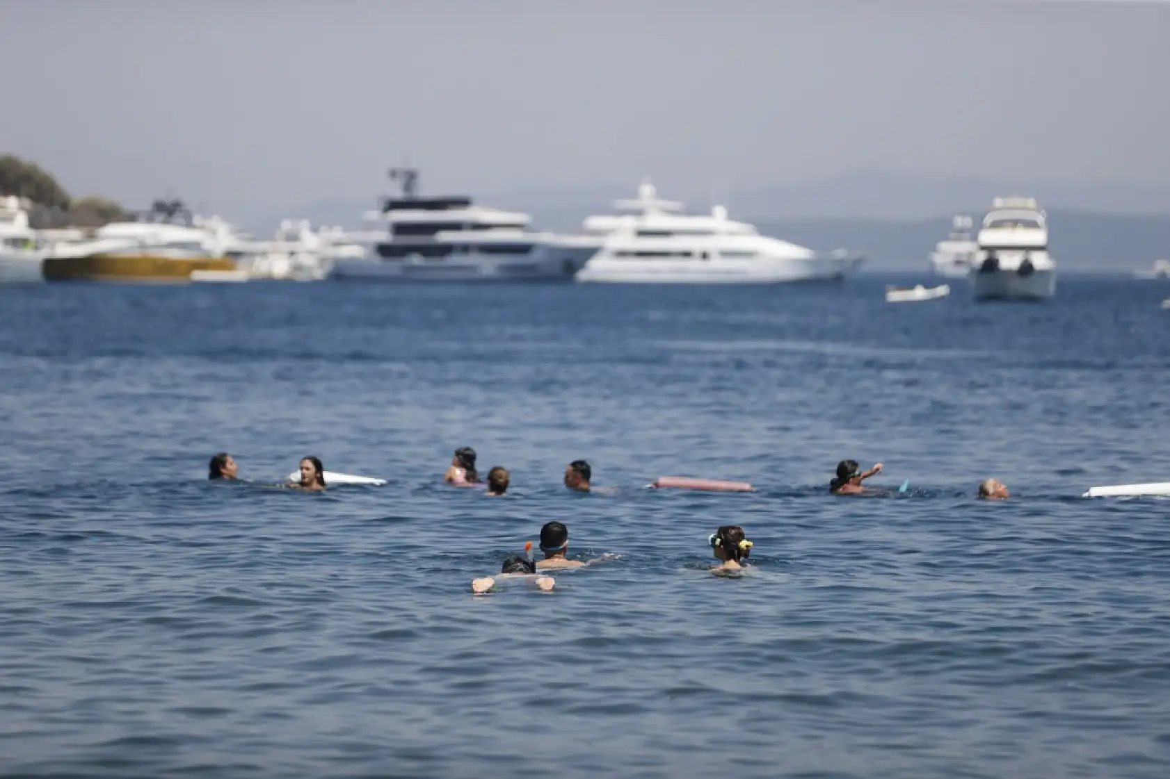 Muğla'da sıcak hava nedeniyle sahillerde yoğunluk yaşanıyor