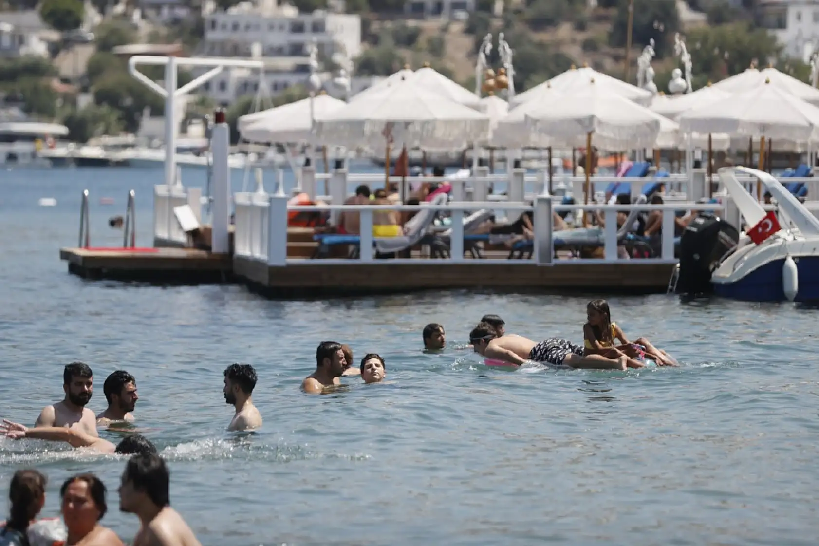 Muğla'da sıcak hava nedeniyle sahillerde yoğunluk yaşanıyor