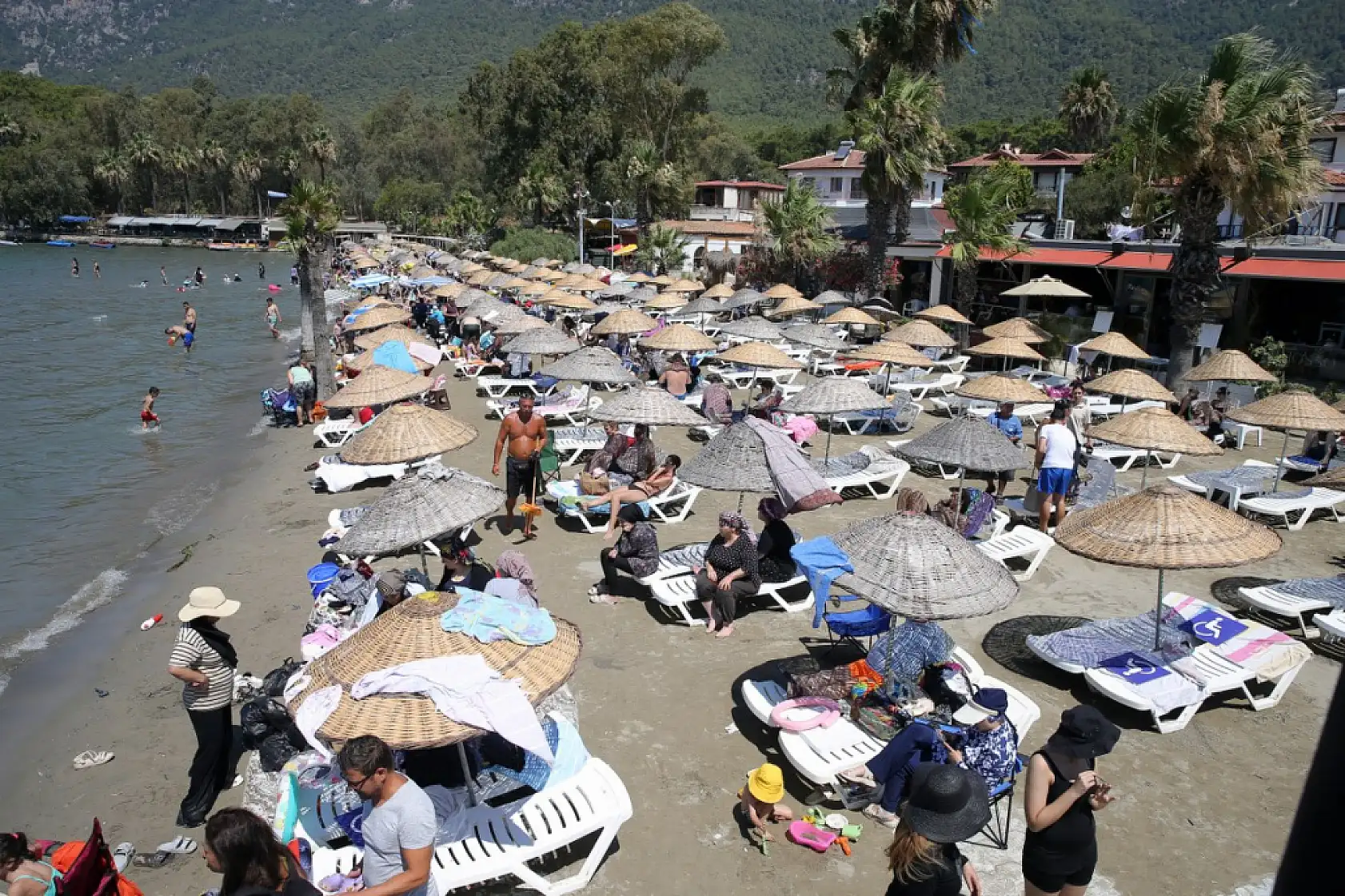 Muğla'da sıcak hava nedeniyle sahillerde yoğunluk yaşanıyor