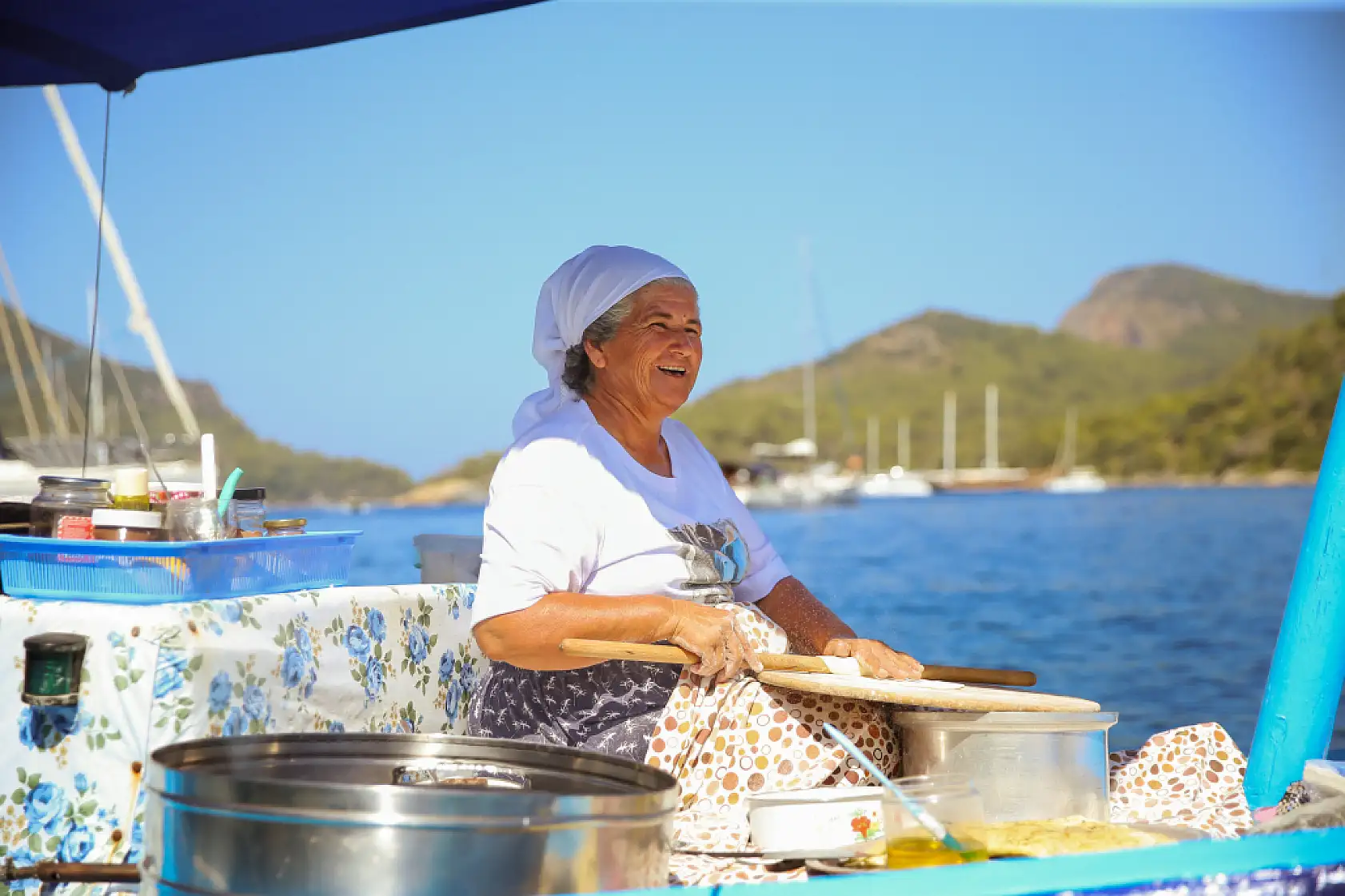 Fethiyeli çiftin kayığında pişen gözlemeler lüks yatlardaki tatilcilerden talep görüyor