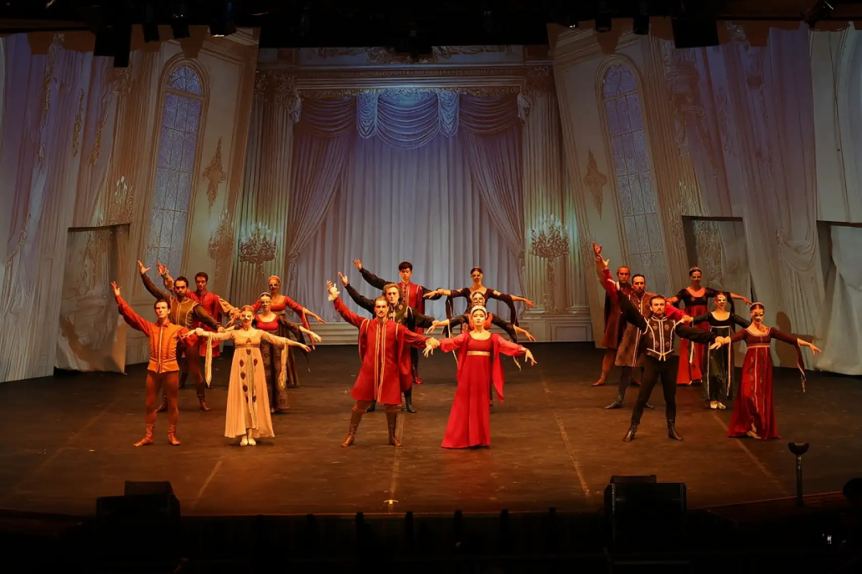 22. Uluslararası Bodrum Bale Festivali 'Romeo ve Juliet' temsiliyle devam etti