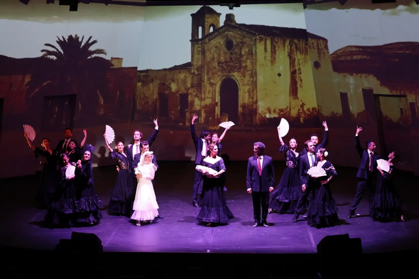 Uluslararası Bodrum Bale Festivali, 'Kanlı Düğün' oyunuyla devam etti