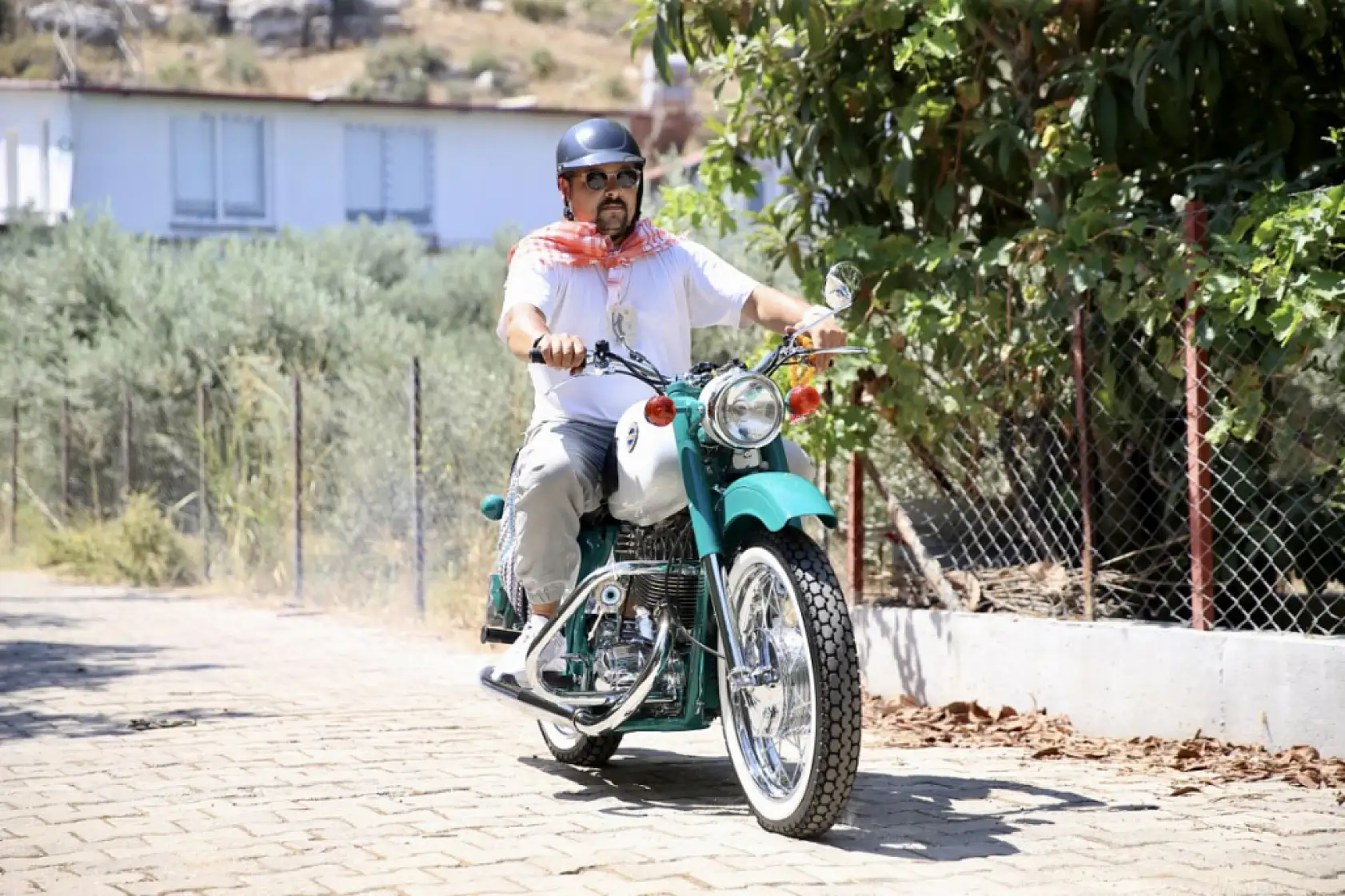 Amcasından yadigar 1973 model motosikleti yenileyip çocukluk hayalini gerçekleştirdi