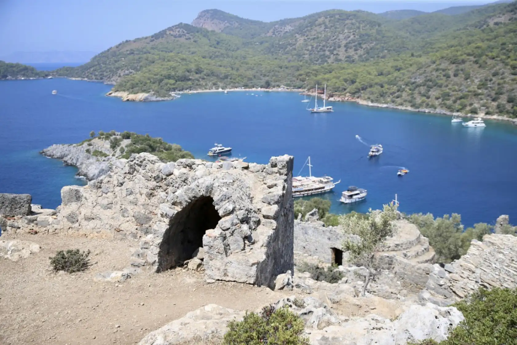 Fethiye'de tarihi Gemiler Adası, mavi tur yapanların uğrak noktası oldu