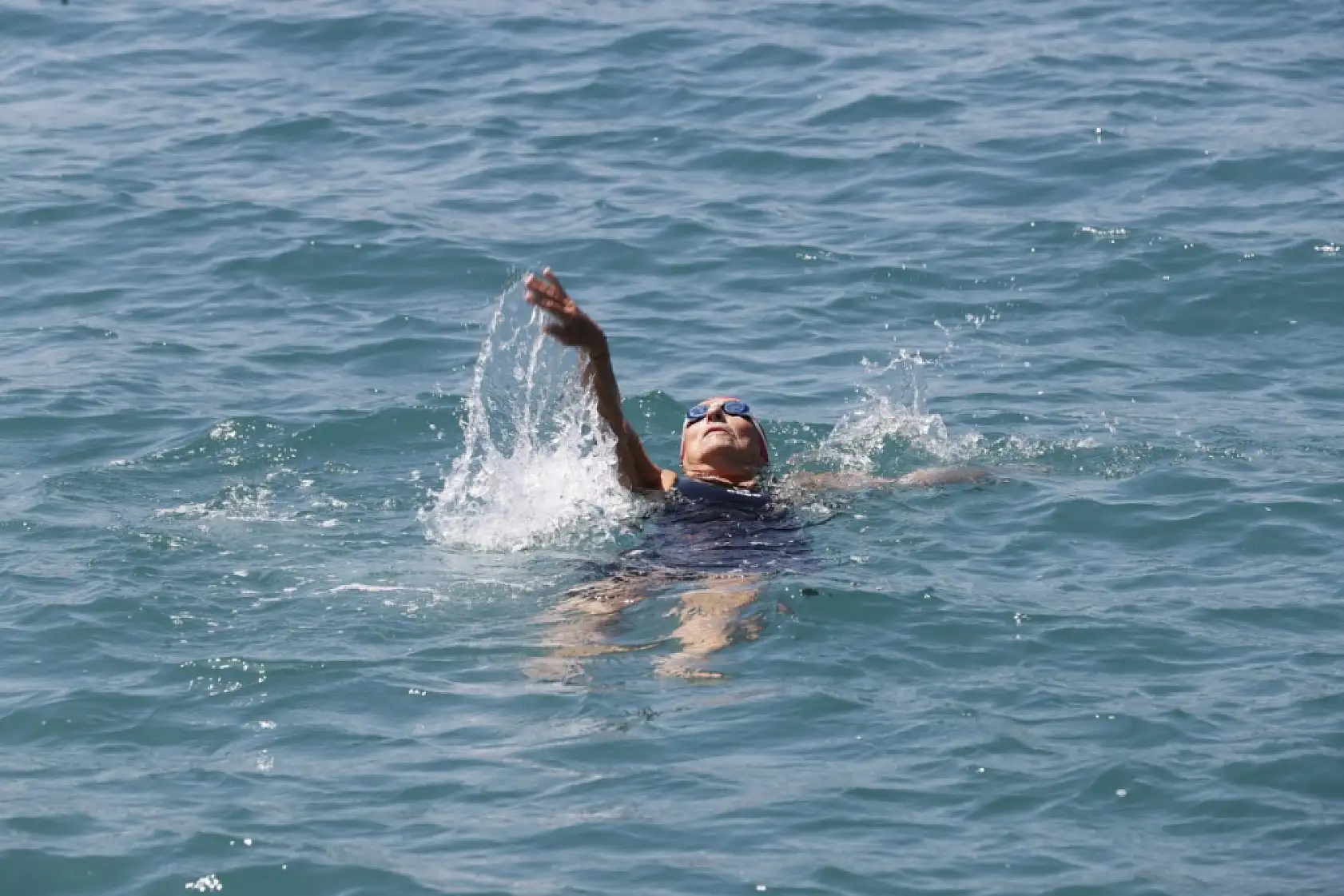 Muğla'da 89 ve 78 yaşındaki çift yüzme tutkularıyla gençlere ilham veriyor