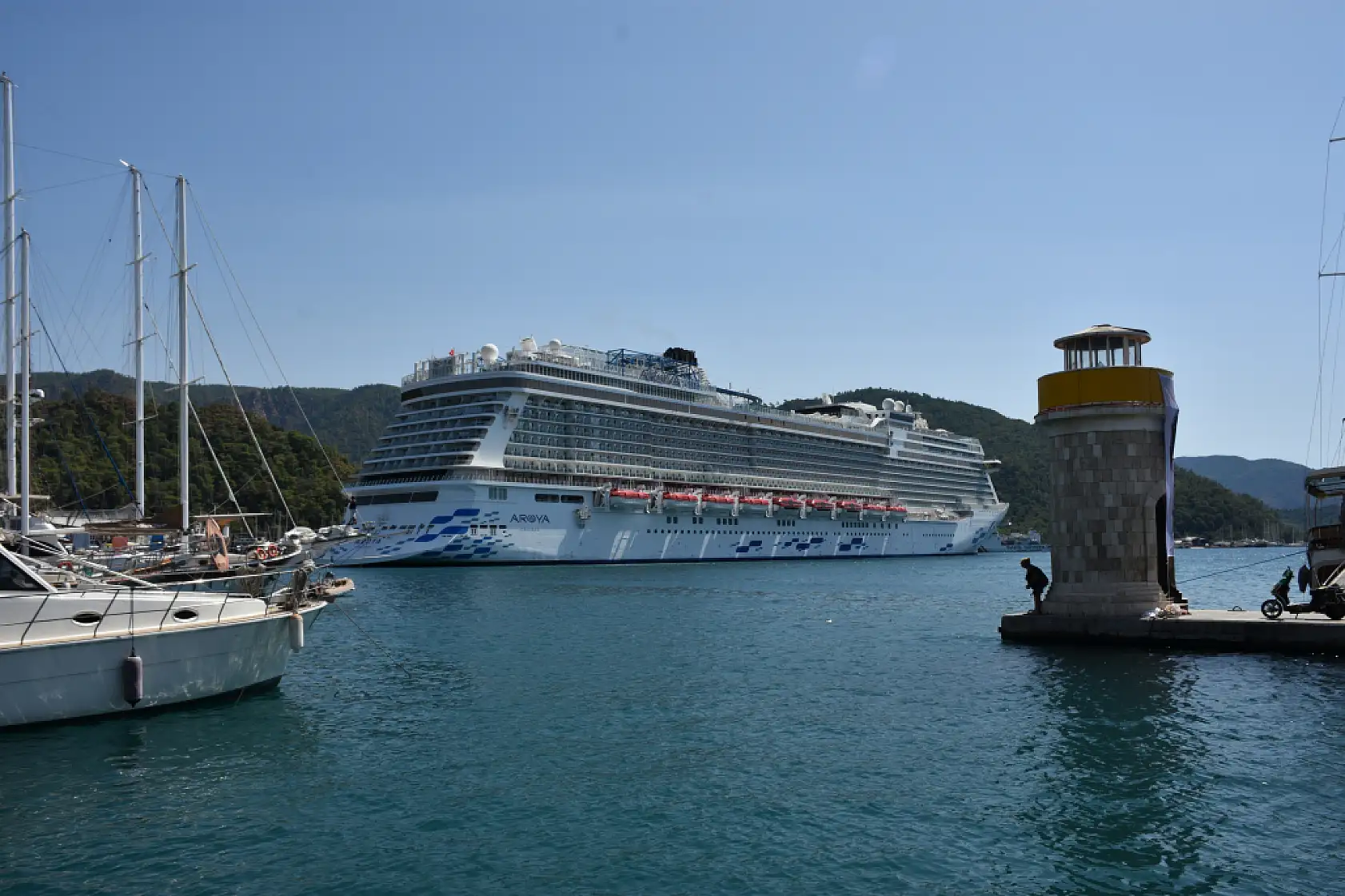 'Aroya' kruvaziyeri 2 bin 684 yolcusuyla Marmaris'e geldi