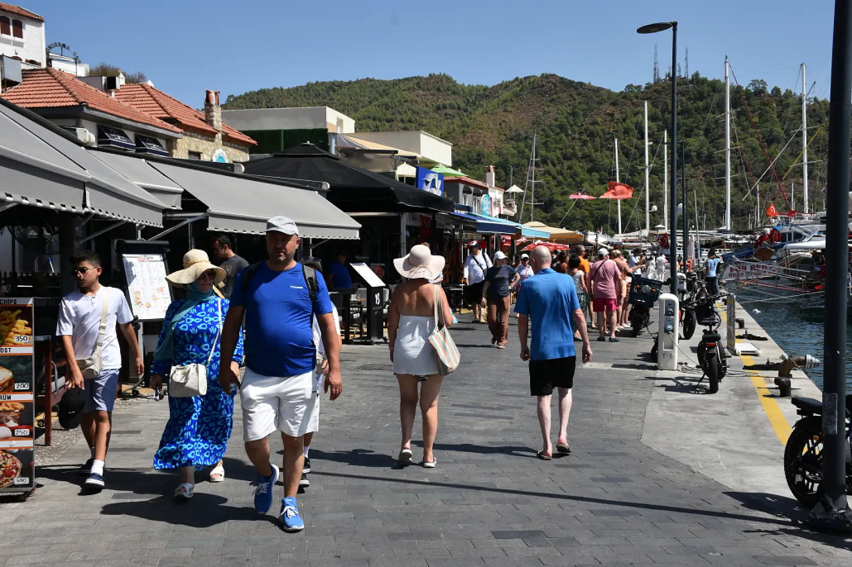 'Aroya' kruvaziyeri 2 bin 684 yolcusuyla Marmaris'e geldi