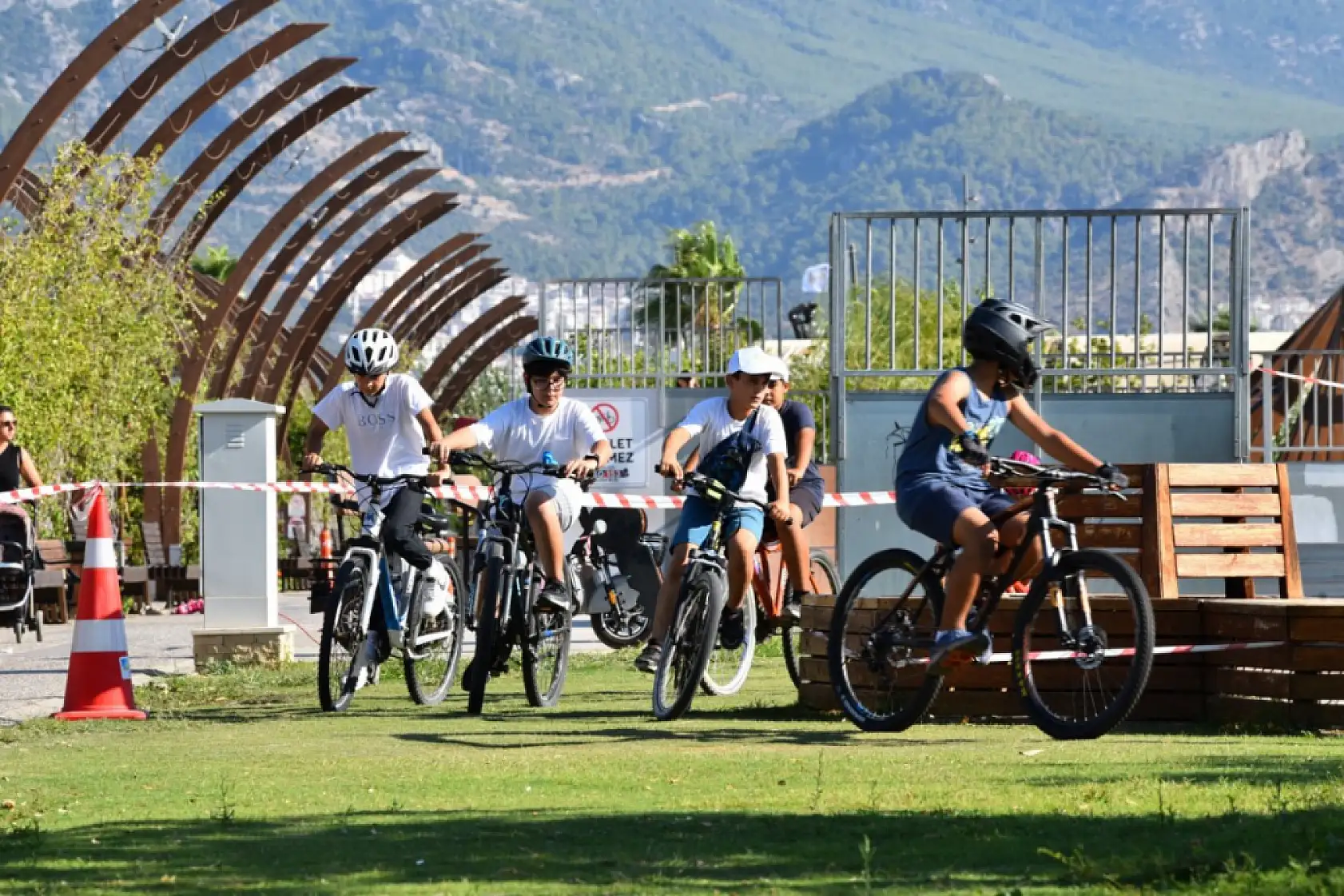 Fethiye'de Avrupa Hareketlilik Haftası kapsamında çocuklar bisiklet sürdü
