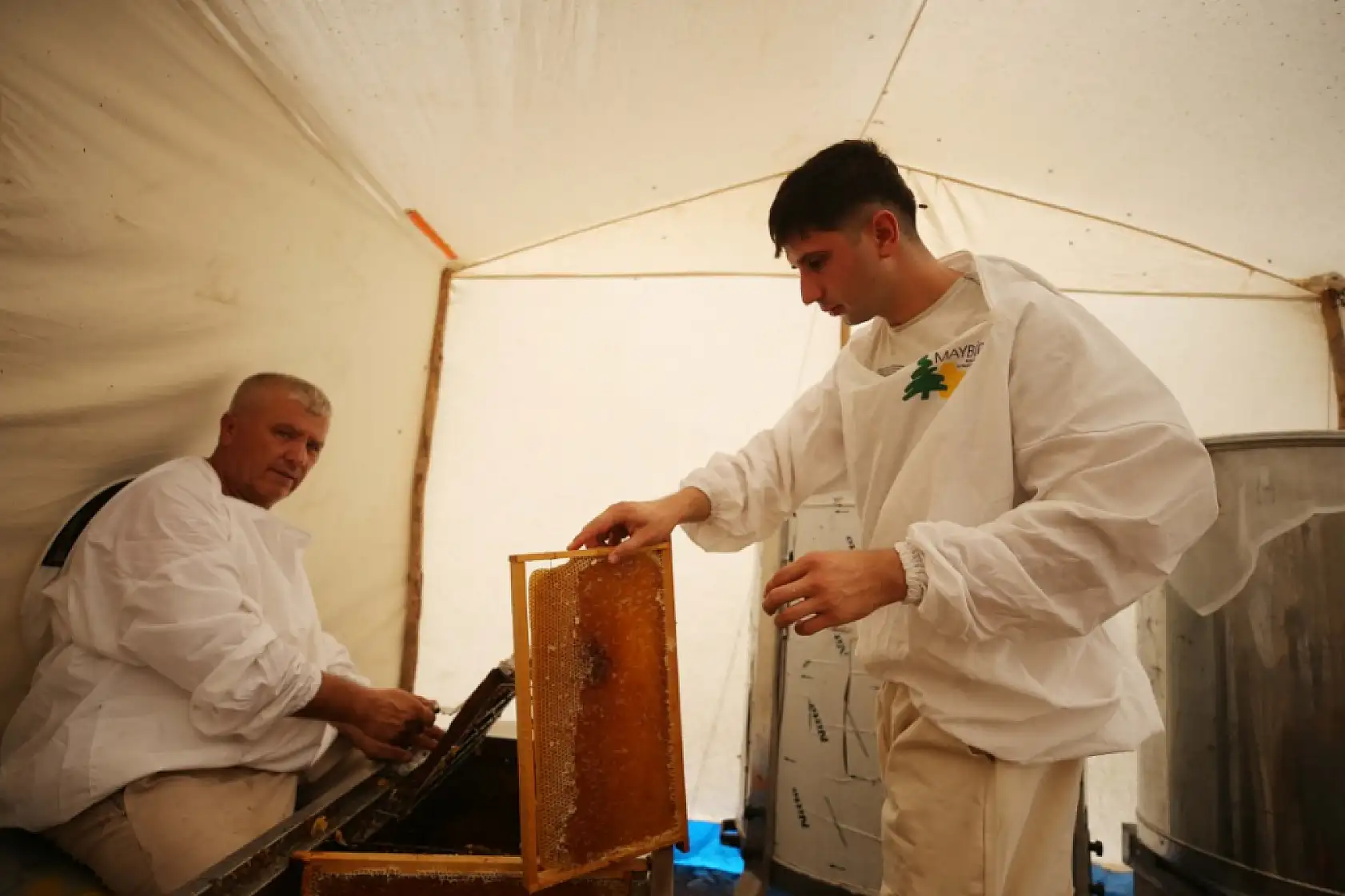 Bodrum'da baba oğul ata mesleği arıcılığı ürün çeşitlendirmesiyle sürdürüyor