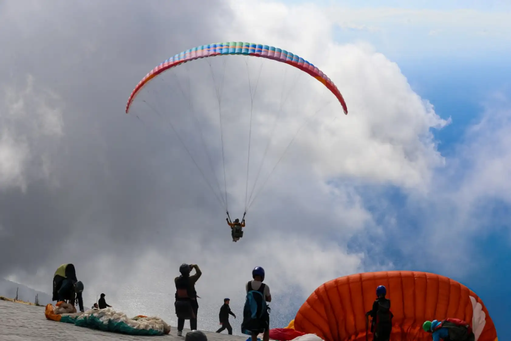 Çinli turistler 'Altın Hafta' tatilinde Babadağ'da yamaç paraşütü uçuşlarını artırdı
