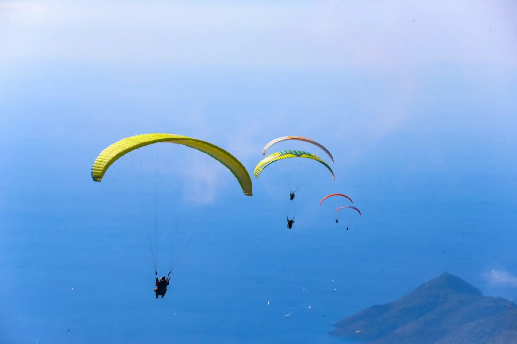 Çinli turistler 'Altın Hafta' tatilinde Babadağ'da yamaç paraşütü uçuşlarını artırdı