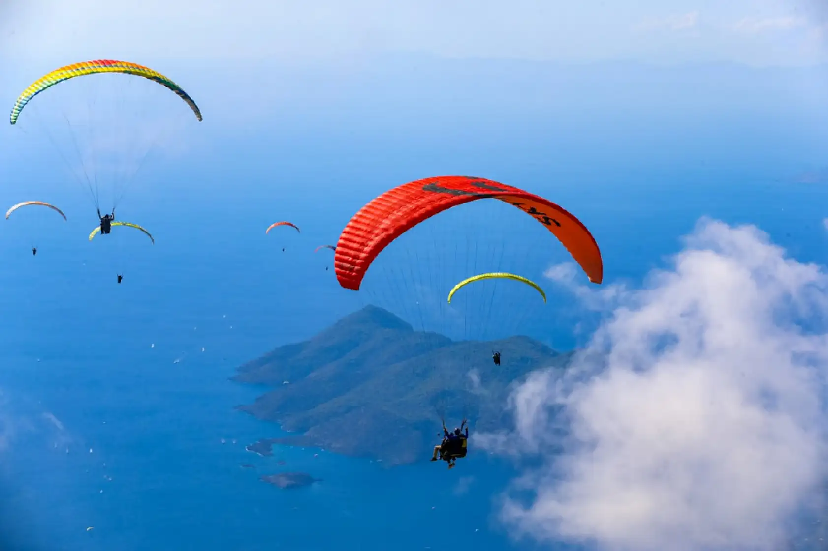 Çinli turistler 'Altın Hafta' tatilinde Babadağ'da yamaç paraşütü uçuşlarını artırdı