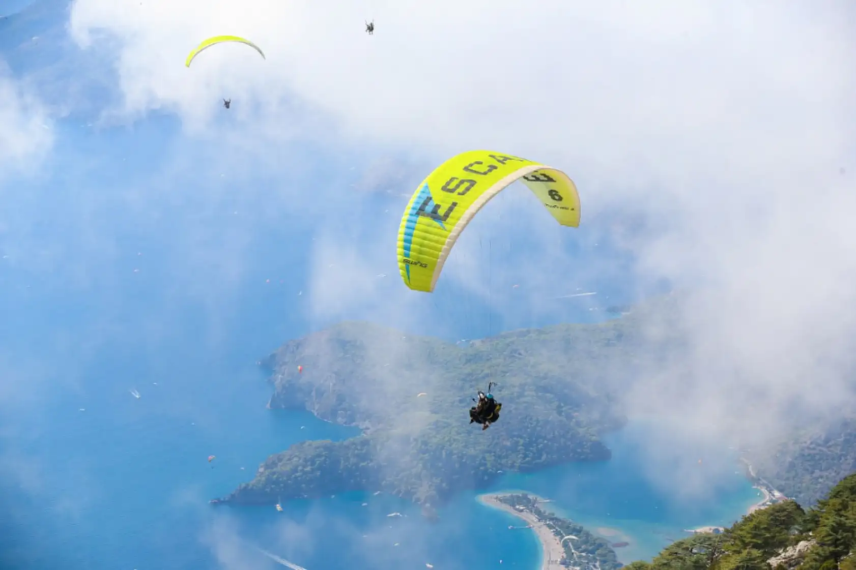 Çinli turistler 'Altın Hafta' tatilinde Babadağ'da yamaç paraşütü uçuşlarını artırdı