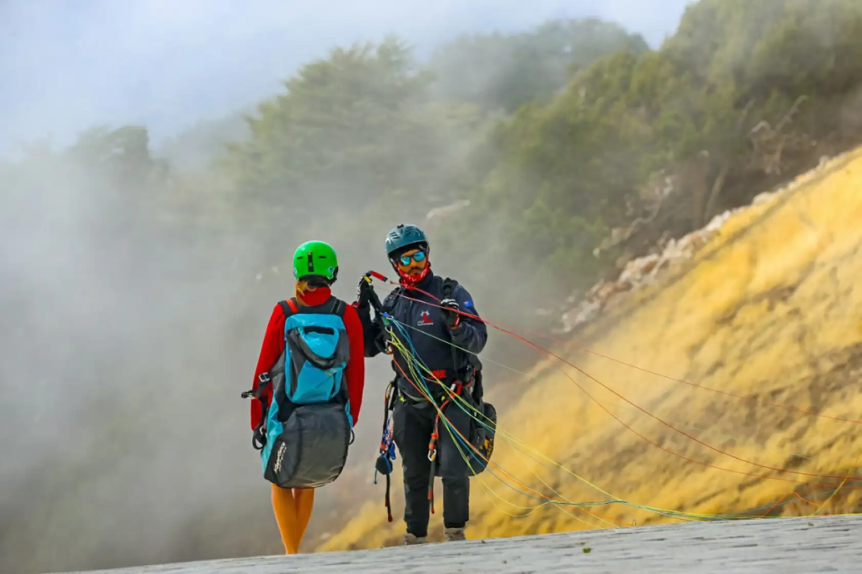 Çinli turistler 'Altın Hafta' tatilinde Babadağ'da yamaç paraşütü uçuşlarını artırdı