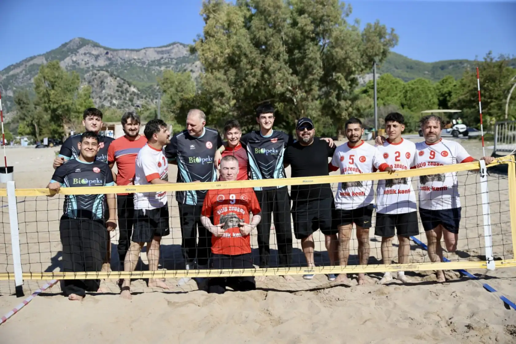 Fethiye'de bedensel engelliler plaj voleybolu turnuvası düzenlendi