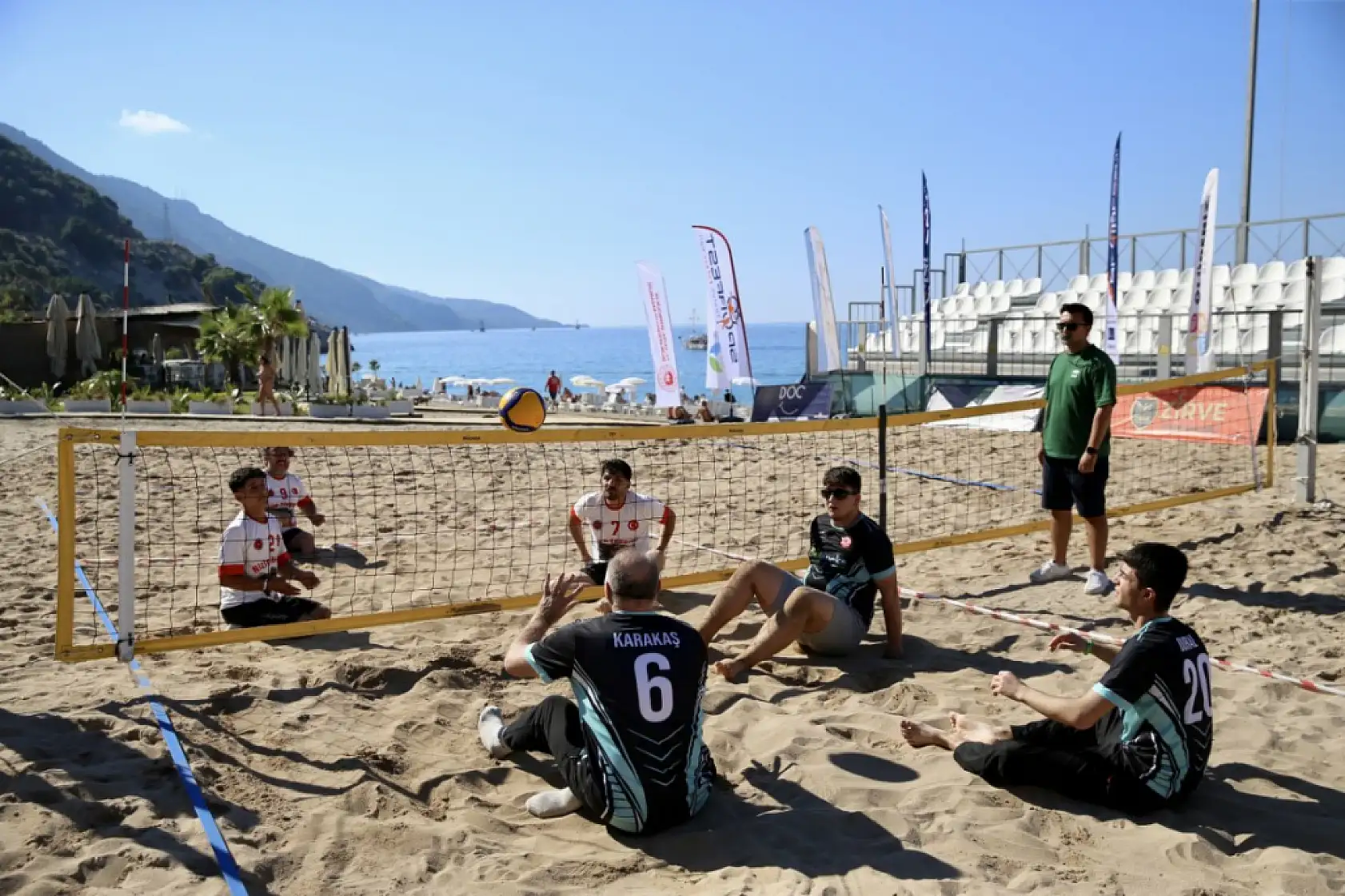 Fethiye'de bedensel engelliler plaj voleybolu turnuvası düzenlendi