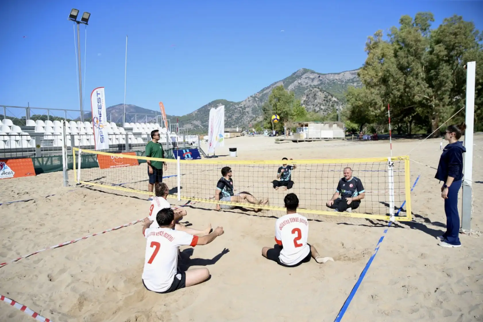 Fethiye'de bedensel engelliler plaj voleybolu turnuvası düzenlendi