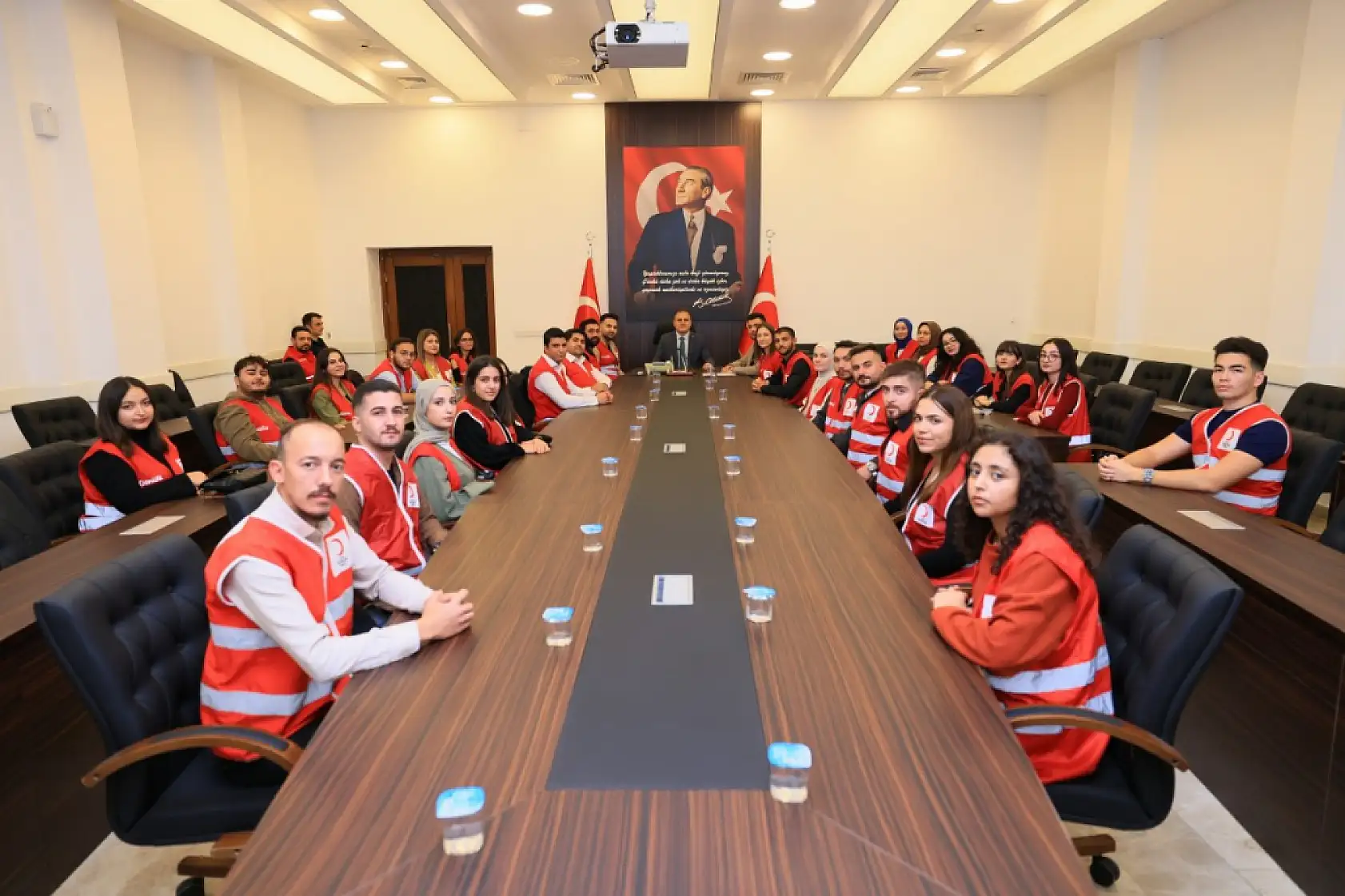 Muğla Genç Kızılay İl Başkanı Türkdoğan Vali Akbıyık'ı ziyaret etti