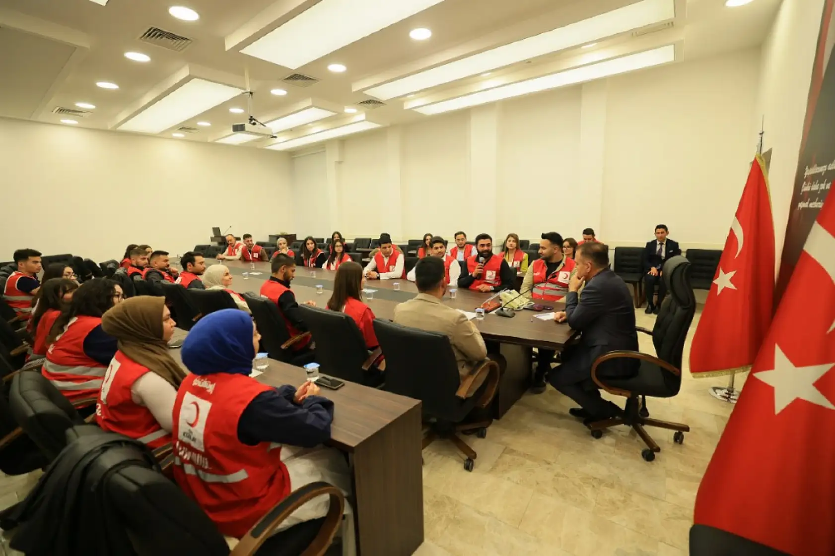 Muğla Genç Kızılay İl Başkanı Türkdoğan Vali Akbıyık'ı ziyaret etti