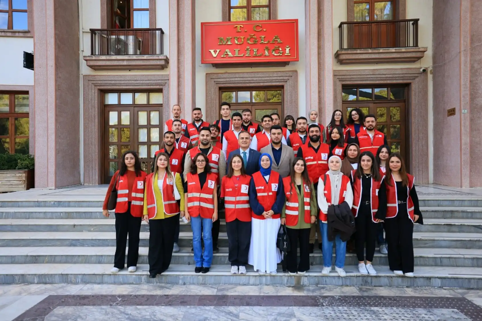 Muğla Genç Kızılay İl Başkanı Türkdoğan Vali Akbıyık'ı ziyaret etti