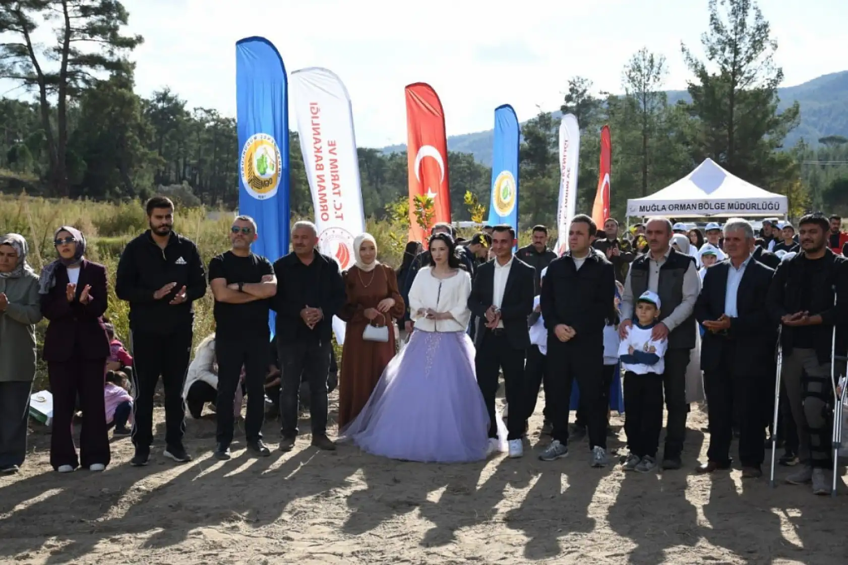 Muğla'da 11.11'de 11 çift, 'Ailem Bir Fidan' diyerek 11 çınar fidanı dikti