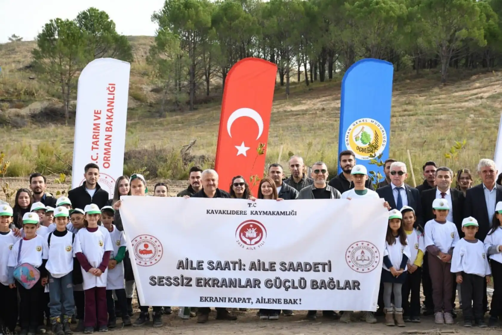 Muğla'da 11.11'de 11 çift, 'Ailem Bir Fidan' diyerek 11 çınar fidanı dikti