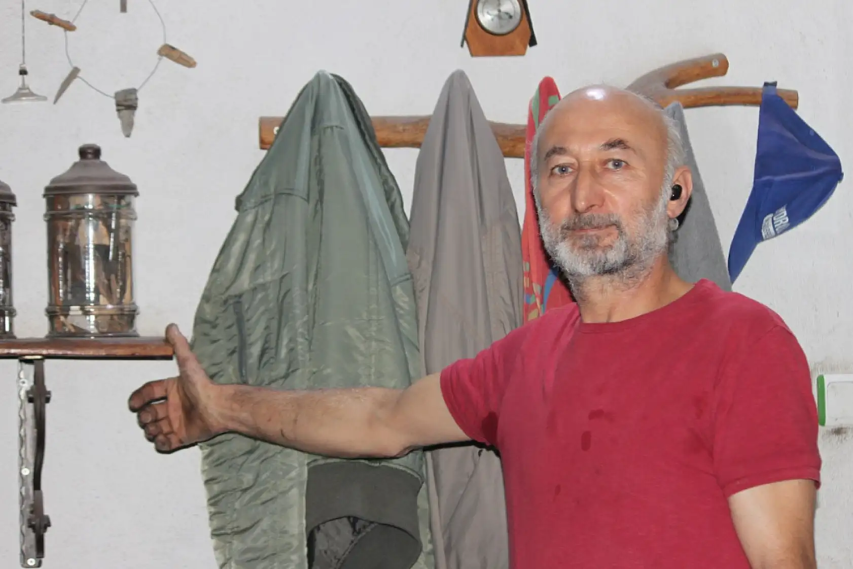 Muğla'da bir tamirci lastiklerden çıkan parçaları koleksiyon olarak saklıyor