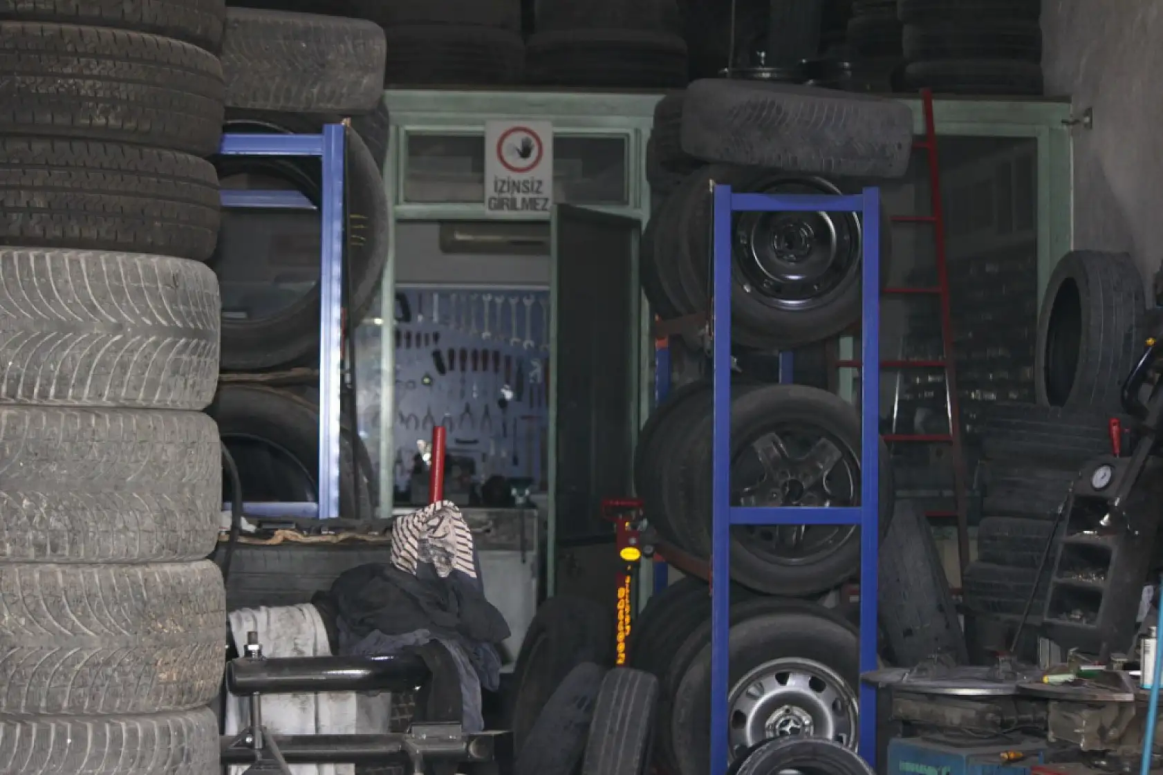 Muğla'da bir tamirci lastiklerden çıkan parçaları koleksiyon olarak saklıyor