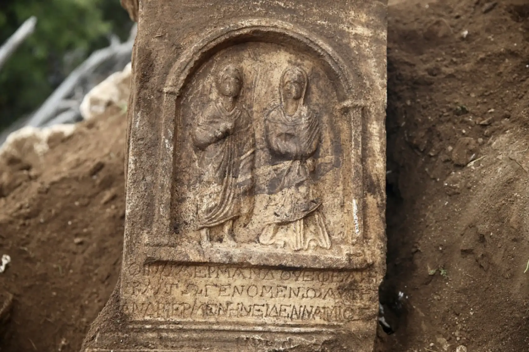 Muğla'da keçi çobanının bulduğu insan figürlü mezar steli korumaya alındı