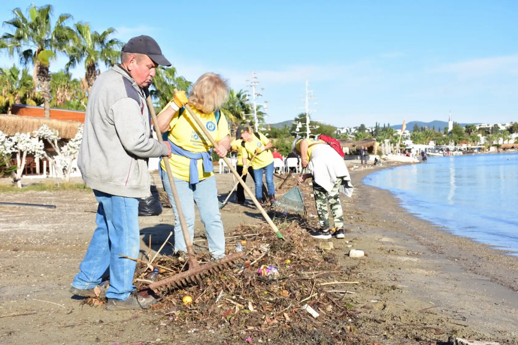 Bodrum'da kıyıya vuran atıklar gönüllüler tarafından temizlendi