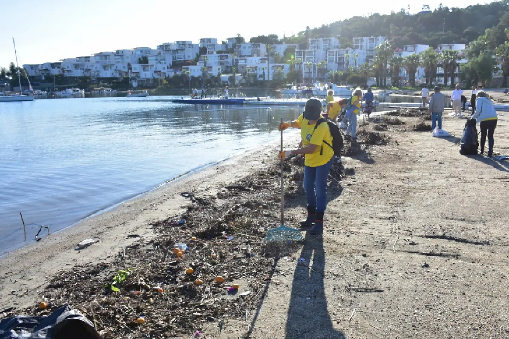 Bodrum'da kıyıya vuran atıklar gönüllüler tarafından temizlendi
