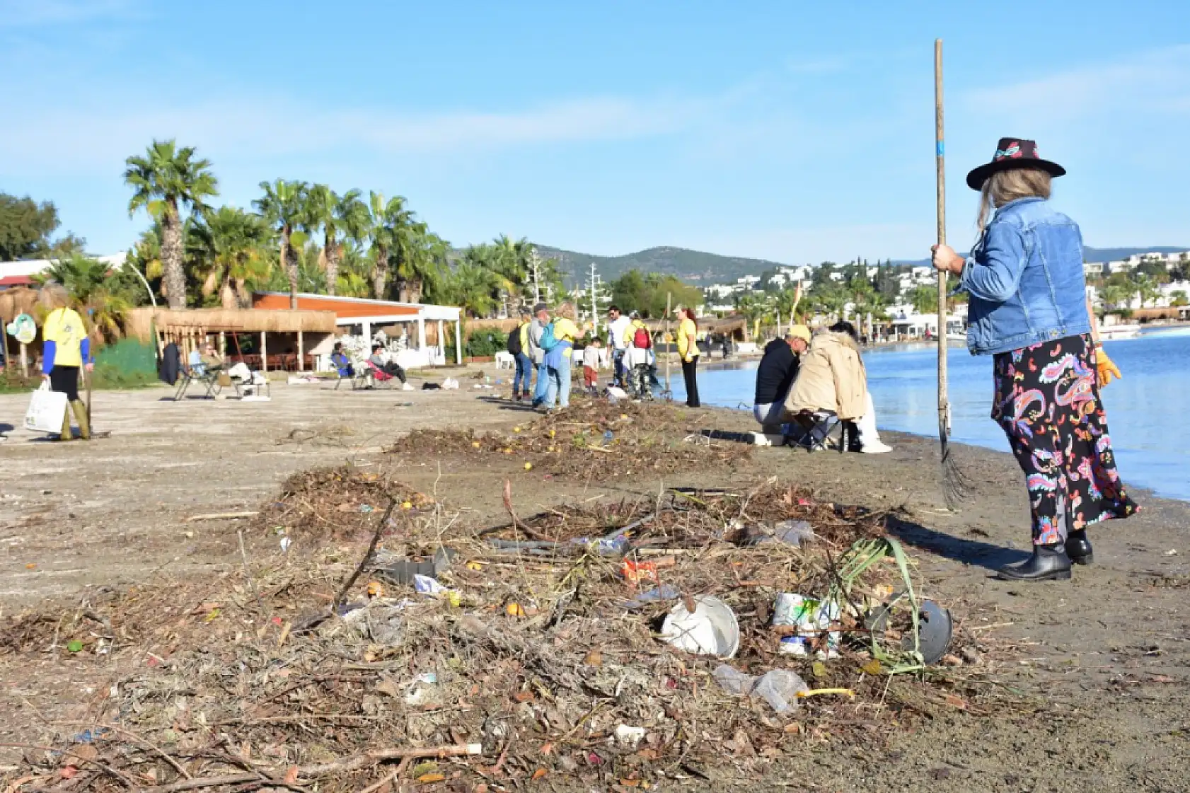 Bodrum'da kıyıya vuran atıklar gönüllüler tarafından temizlendi