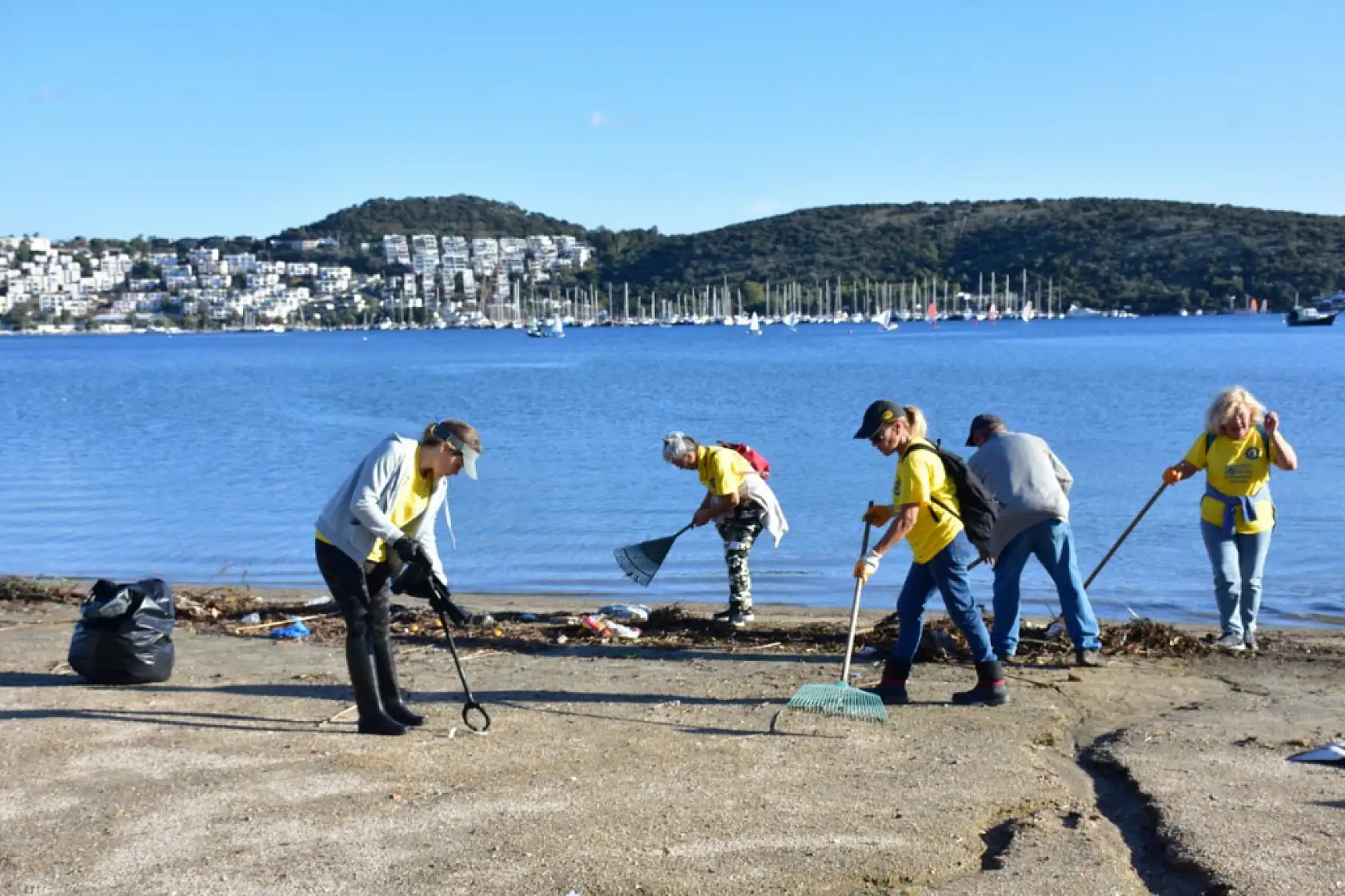 Bodrum'da kıyıya vuran atıklar gönüllüler tarafından temizlendi