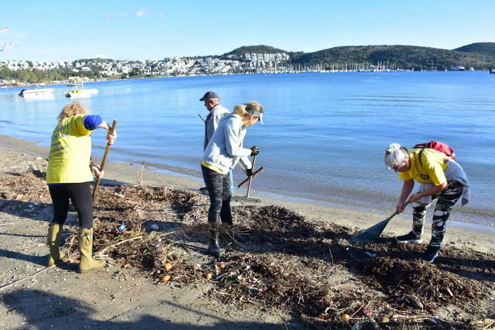 Bodrum'da kıyıya vuran atıklar gönüllüler tarafından temizlendi
